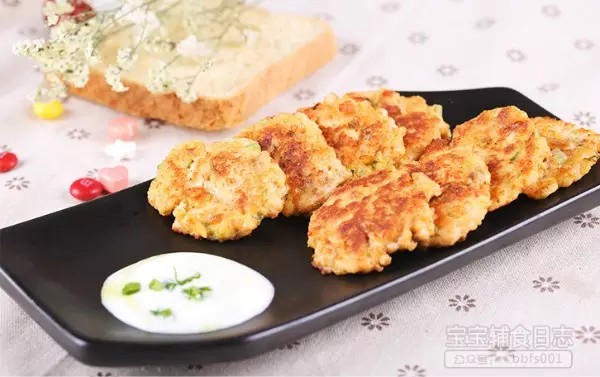 香酥三文鱼莴苣小煎饼
月龄：12m+
食材：全麦面包2片、三文鱼350g、2个鸡蛋、莴苣40g，葱适量、柠檬、植物油少许
步骤：1-将莴苣去皮洗净，切成片；焯熟后晾凉切成小碎丁备用。
2-将面包放置会儿或者放入冰箱冷冻后，会更方便搓成面包屑；
3-将三文鱼洗净去皮、去刺，剁成肉末备用；4-将鸡蛋打散备用；
5-将葱洗净，取白色和浅绿色部分，切成碎末备用；
6-挤取新鲜柠檬汁备用；
7-取一个大碗，倒入莴苣碎丁、面包屑、三文鱼碎末、鸡蛋、葱碎末和柠檬汁，轻轻地搅拌混合均匀；
8-将上述混合原液平均分成16份，每一份均轻拍成一个小饼放在平盘中；
9-盖上保鲜膜放在冰箱冷藏保鲜约七八分钟即可；
10-锅中倒入适量植物油，中火热锅后，放入三文鱼煎饼糊煎至金黄色
11-翻面继续煎，如果担心粘锅的话妈妈们可以再加入少许油，煎至另一面也呈金黄色且熟透即可
12-好啦，完成，待稍稍凉后就可以吃啦。