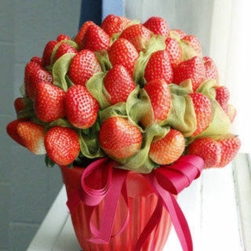 如果你喜欢的人捧着这么一束洗好的新鲜草莓给你，你是先拥抱，还是先吃草莓？？ ​​​​