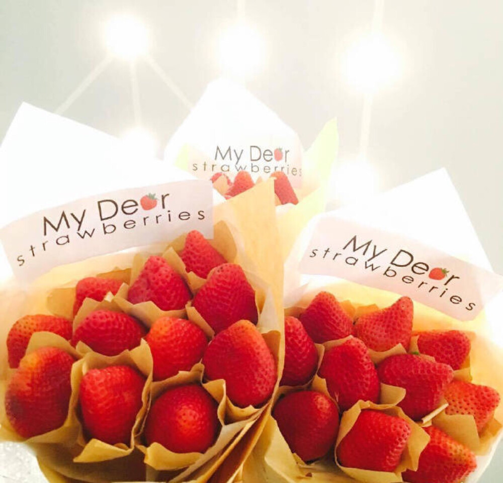 如果你喜欢的人捧着这么一束洗好的新鲜草莓给你，你是先拥抱，还是先吃草莓？？ ​​​​