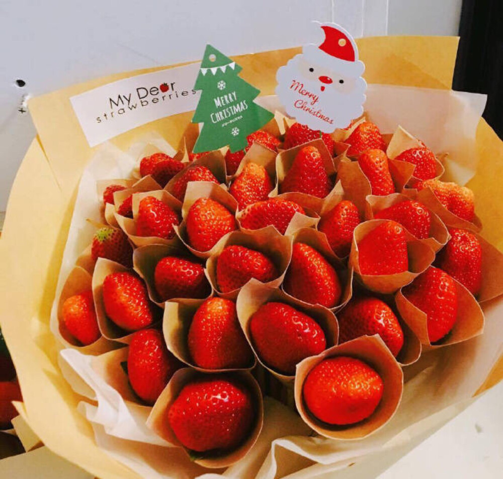 如果你喜欢的人捧着这么一束洗好的新鲜草莓给你，你是先拥抱，还是先吃草莓？？ ​​​​