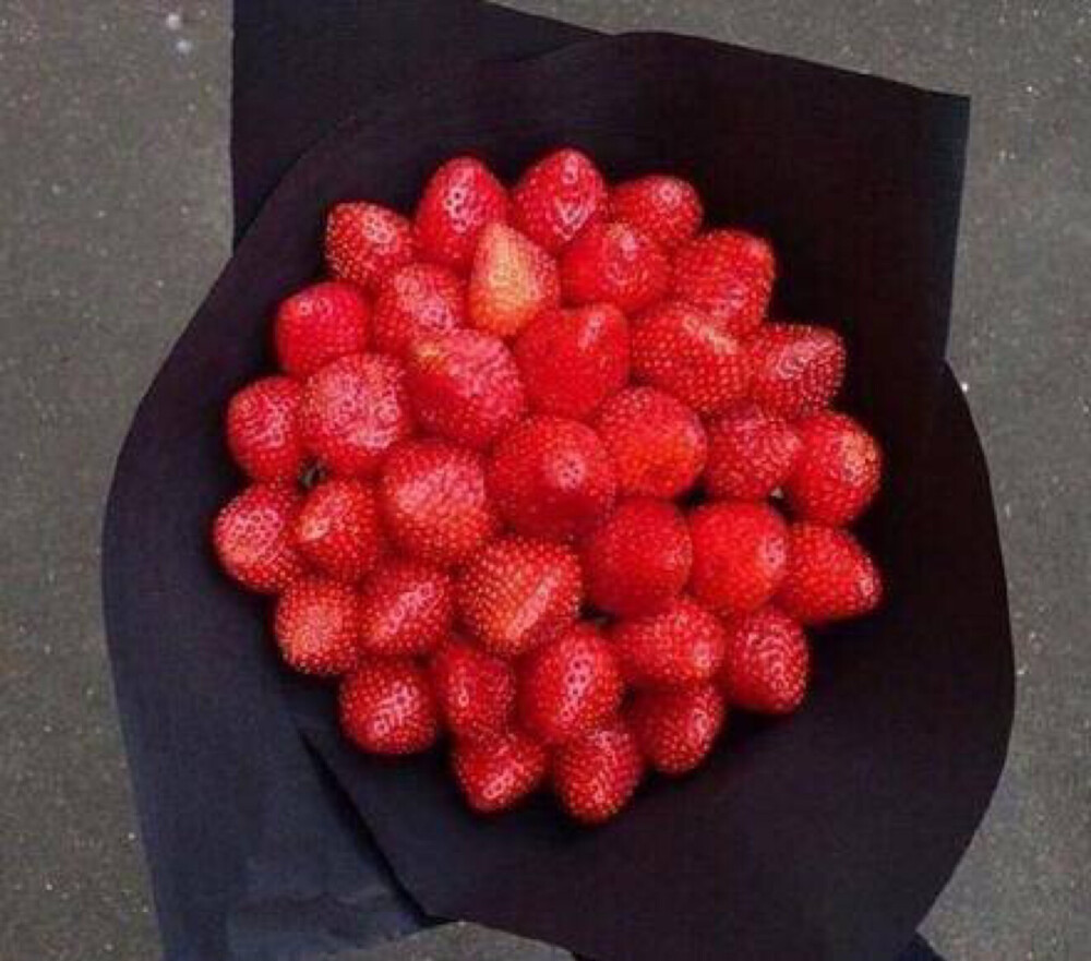 如果你喜欢的人捧着这么一束洗好的新鲜草莓给你，你是先拥抱，还是先吃草莓？？ ​​​​