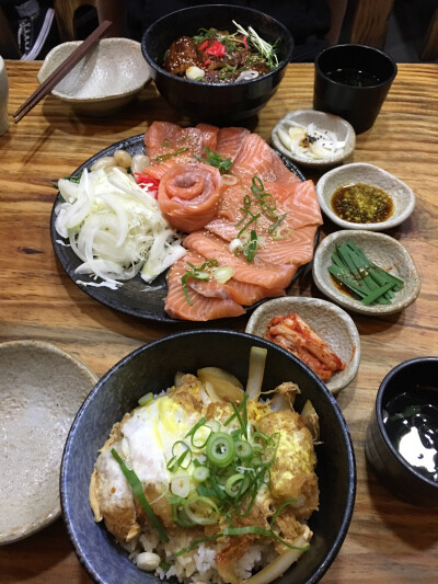 猪排炸虾盖饭+生三文鱼片+鳗鱼饭
25/10/18 晚