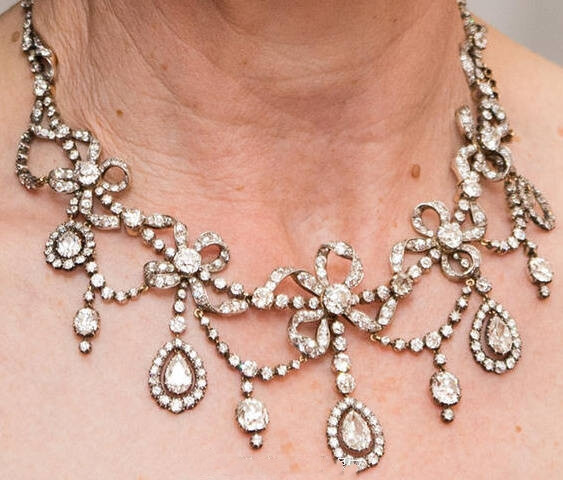 #珠宝#Princess Anne's Diamond Festoon Necklace 这条古典的钻石垂花项链，是半个世纪之前女王和菲利普亲王送给安妮18岁的生日礼物，它的来源与制造年代不明，可能是王室收藏品也有可能是从珠宝商手里买回来的。项链的造型十分精致，整体上是糅合着几条飘带和蝴蝶结、外加九个钻石吊坠（其中五个是水滴形）。五十年以来它的出镜率一直都不错，可以称得上是安妮的真爱之一了，大小招待会晚宴国宴议会开幕式都佩戴过。