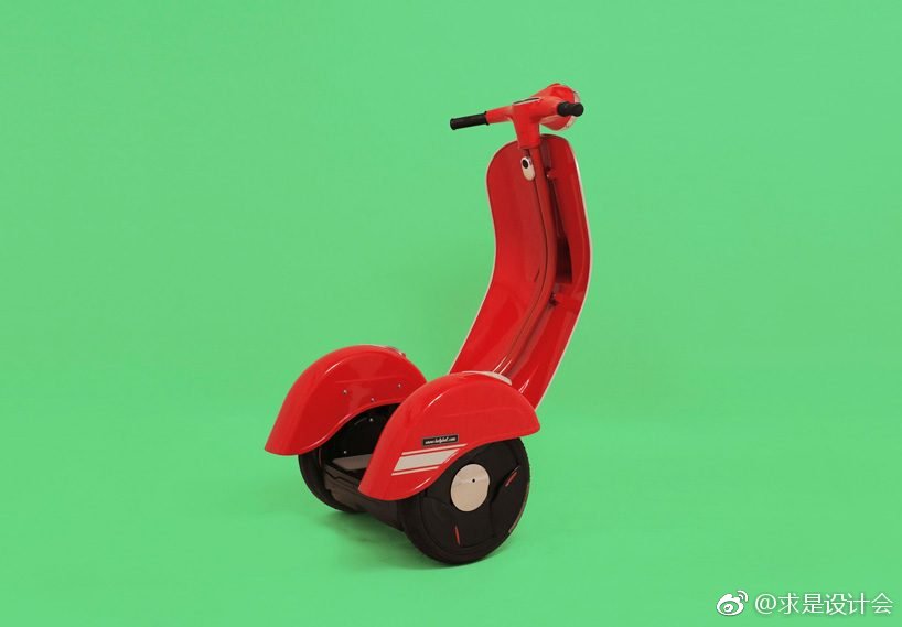 这款全电动的 z -scooter 外形的设计灵感来源于 corradino d’ascanio 为 vespa 品牌设计的原版踏板摩托车，从前方看上去有着强烈的意式风格，而从背后看则又展现出 segway 电动平衡车的一面。#求是爱设计#