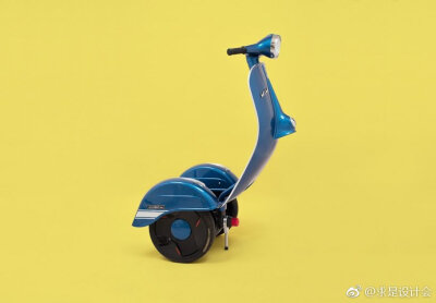 这款全电动的 z -scooter 外形的设计灵感来源于 corradino d’ascanio 为 vespa 品牌设计的原版踏板摩托车，从前方看上去有着强烈的意式风格，而从背后看则又展现出 segway 电动平衡车的一面。#求是爱设计#