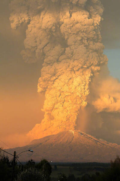 一组智利卡尔布科火山喷发摄影集，即使距离火山50公里，摄影师依然拍下了这震撼的画面。