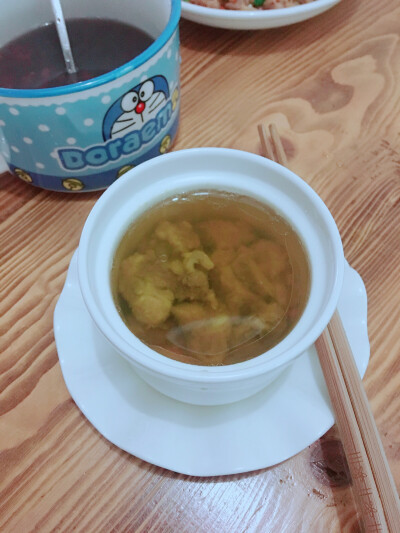 2018-10-26自己熬的红豆薏米粥，以及大厨杜姐姐的一盅排骨汤，还有面条在锅里，哦吼吼要吃胖了，