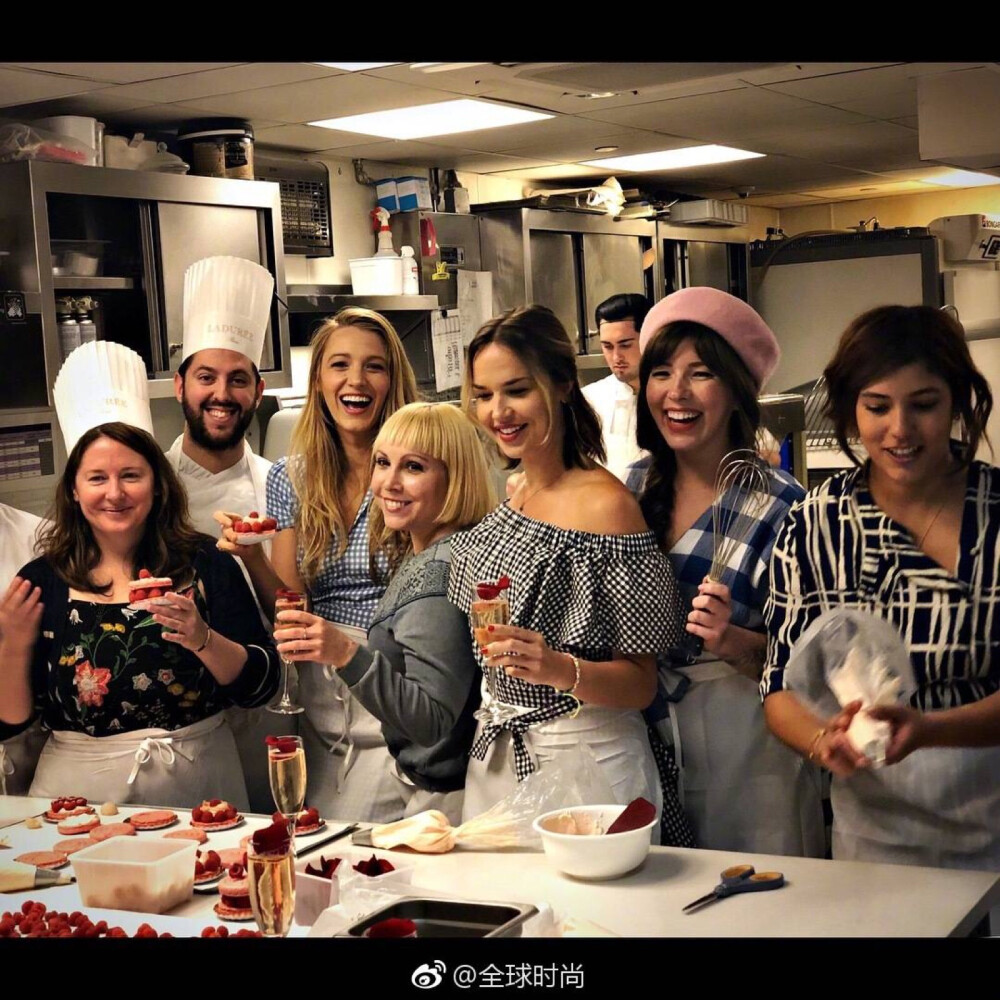 #BlakeLively# 晒出做甜点的照片，女神日常也是标准的美食控了，你还能想到哪些爱吃颜值又高的idol吗？