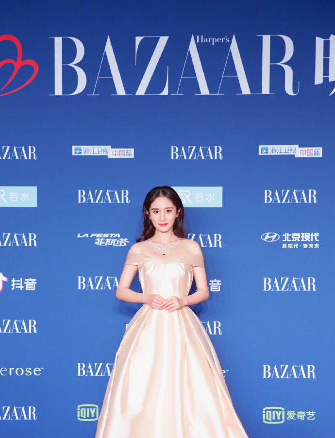 杨幂 出席2018BAZAAR明星慈善夜