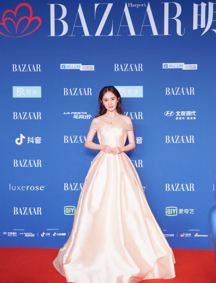 杨幂 出席2018BAZAAR明星慈善夜