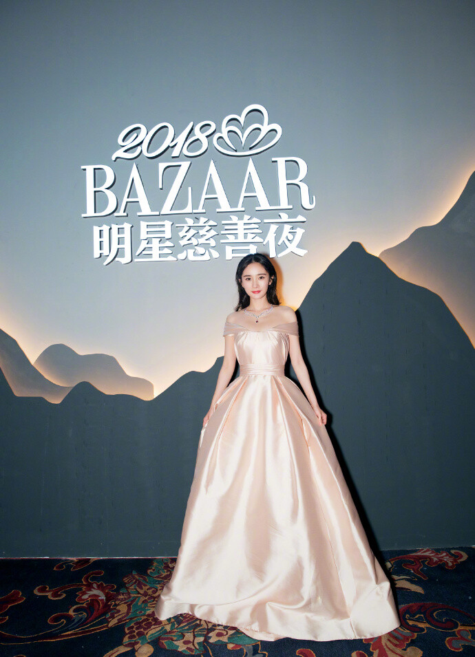 杨幂 出席2018BAZAAR明星慈善夜