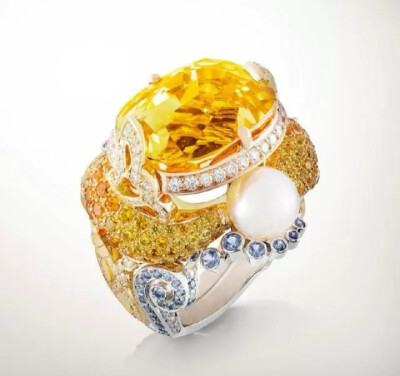 Van Cleef & Arpels“梵克雅宝”精品珠宝鉴赏
Palais de la chance幸运宫殿系列
Carpes Ko Ring锦鲤戒指
锦鲤象征着爱情、力量与勇气。
来自Van Cleef & Arpels“梵克雅宝”的Palais de la chance幸运宫殿系列Carp…