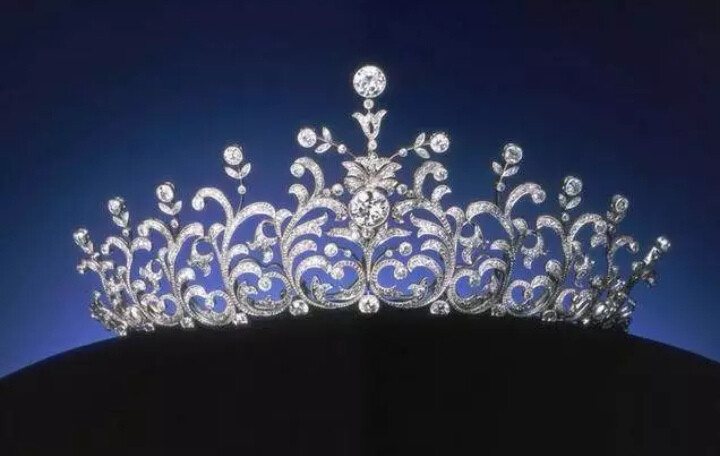 ANTIQUE DIAMOND TIARA 冠冕
冠冕的前端以铂金制成，冠背则以15K金制成。收藏博物馆：日本珍珠博物馆