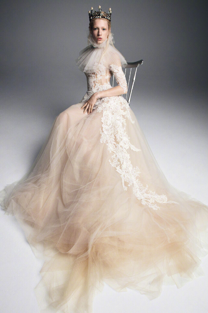 Vera Wang Bridal Fall 2019｜裸中带金的婚纱系列，轻柔感十足的仙裙。