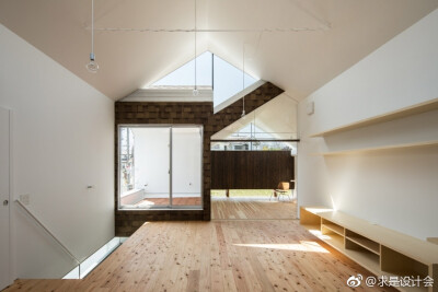 柱座住宅，日本 / y+M design office。#求是爱设计#