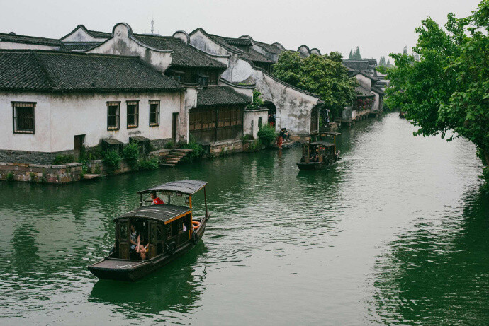 几度梦江南，小桥旧曾谙。白墙竹窈窕，黛瓦燕呢喃。红袖怡酒兴，碧水润琴弦。雨巷寻杏花，邂逅乌篷船 …