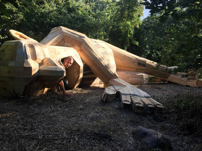 有趣，用废弃木材打造&quot;巨人国&quot; | 丹麦艺术家 Thomas Dambo