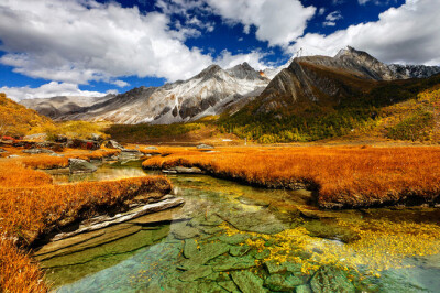 川西深处的天堂，海拔四千的那一片纯净。——稻城亚丁