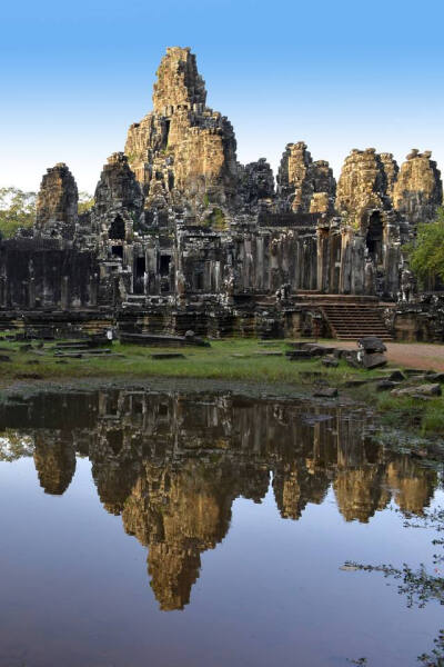 吴哥窟（Angkor Wat），又称吴哥寺
于1113年起建造的，是奉献给印度教三大天神之一毗湿奴(Vishnu)神的墓葬寺庙，也是国王为自己修建的陵墓。吴哥寺是整个建筑群中唯一的一座朝西的寺庙
位于柬埔寨，被称作柬埔寨国…