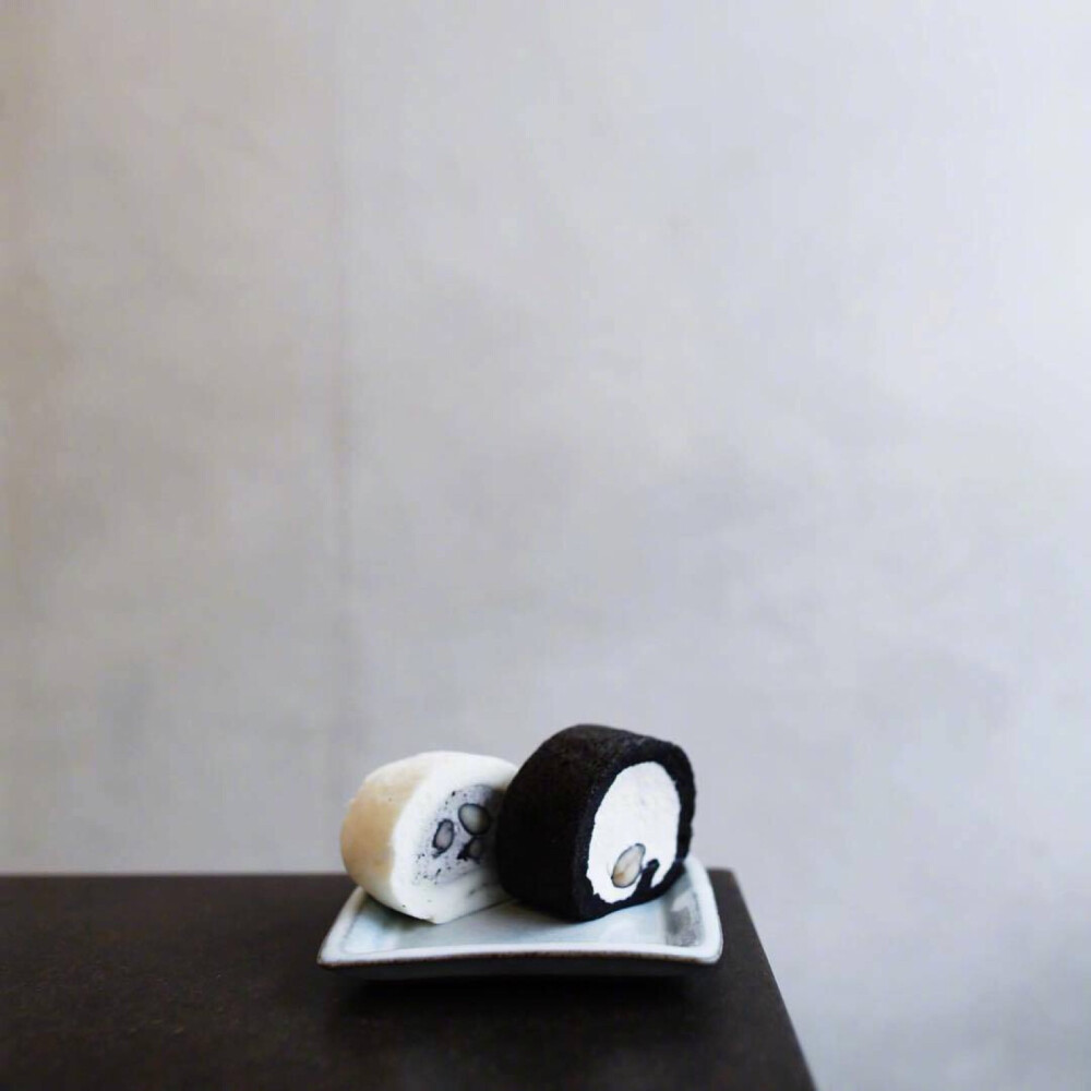 #日本美食#麻布十番的人气咖啡店しろいくろ，极简的黑白风格。