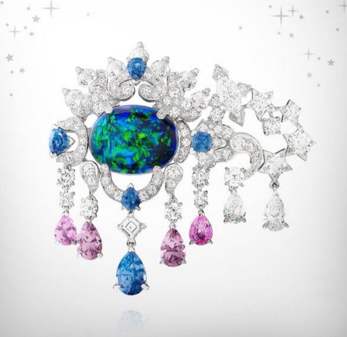 Van Cleef & Arpels“梵克雅寶”精品珠寶鑒賞
浩瀚星空系列
對描繪世界懷有近乎偏執(zhí)使命感的Van Cleef & Arpels梵克雅寶，以High Jewellery高級珠寶還原了奇幻的宇宙星塵。用奇湛工藝再現(xiàn)宇宙的浩瀚，將精致璀璨的耳墜幻化成浪漫的流星，令人心動。