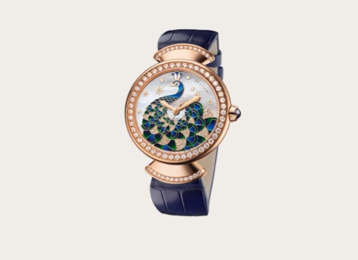 BULGARI“宝格丽”腕表
DIVAS’ DREAM系列
编号 DVP37PAGDL 102741
¥ 229,000
腕表
品牌自制自动上链机械机芯。BVL 191机芯。37毫米18K玫瑰金表壳，表圈镶嵌明亮式切割钻石，18K玫瑰金表冠镶嵌一颗蓝宝石。18K玫瑰金表链，镶嵌明亮式切割钻石。珍珠母贝表盘，饰以手绘孔雀图案，镶嵌钻石。深蓝色鳄鱼皮表带，搭配18K玫瑰金折叠式表扣。防水深度可达30米。