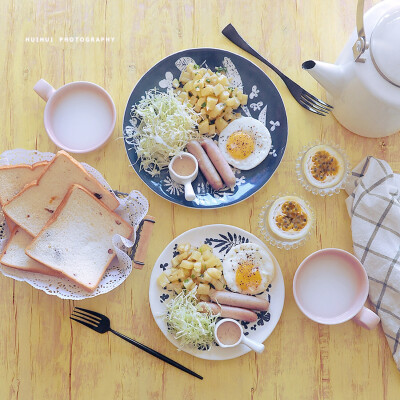 早安，今日早餐：葱香土豆+太阳蛋+卷心菜沙拉+烤香肠+葡萄干吐司+豆浆。
今天吃的超级简单，都是冰箱里现有的食材，20分钟就搞定的早餐，虽然简单，但是味道还是很不错的。