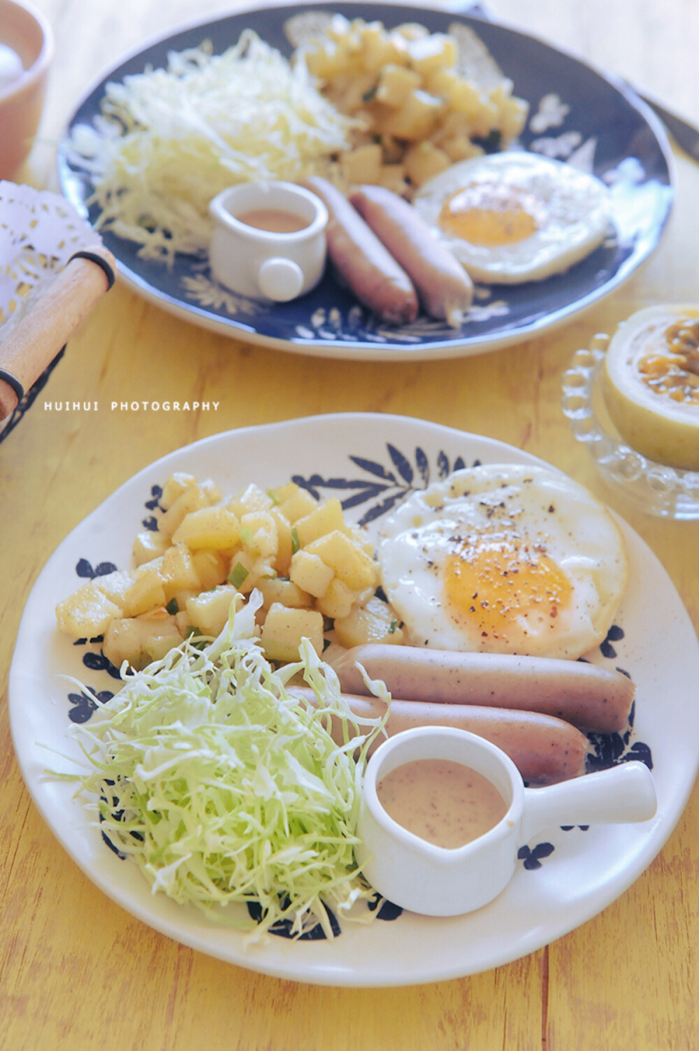 早安，今日早餐：葱香土豆+太阳蛋+卷心菜沙拉+烤香肠+葡萄干吐司+豆浆。
今天吃的超级简单，都是冰箱里现有的食材，20分钟就搞定的早餐，虽然简单，但是味道还是很不错的。