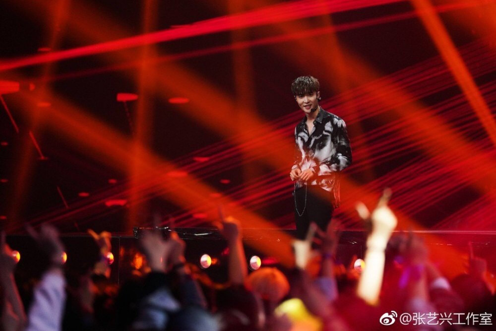 EXO部落楠瓜讯， 在《中国音乐公告牌》带来了新专辑先行曲《Give Me A Chance》的舞台首秀[憧憬]听说老板干脆利落的舞蹈，被大家称为会轻功？[并不简单] ​​​