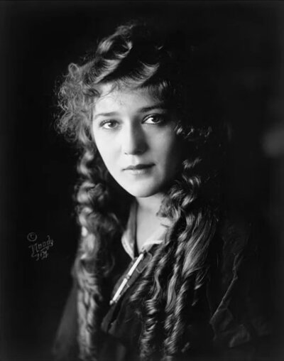 玛丽碧克馥
Mary Pickford 1892-1979年
美国默片女演员