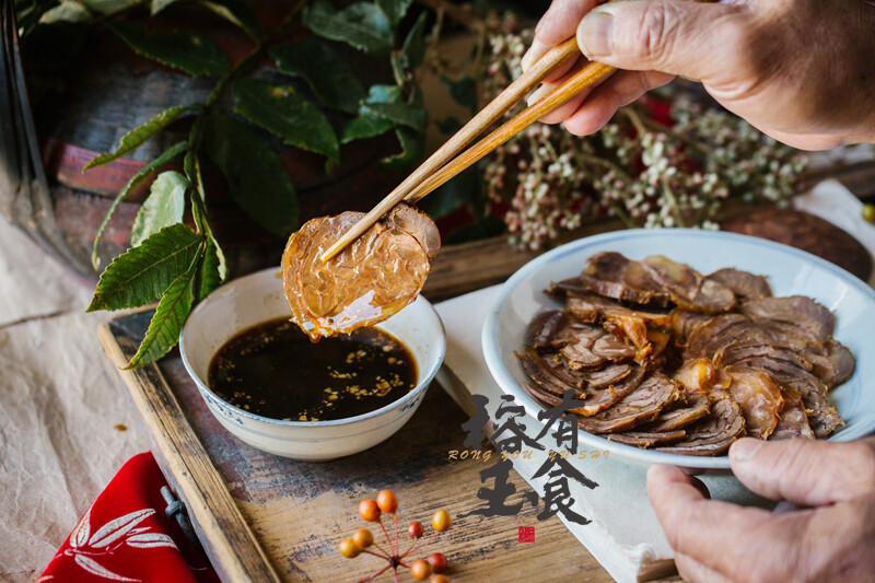 食卤，蘸其酱，味足浸润，一爿良食。