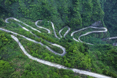 张家界天门山盘山公路，被称为“通天大道”，感觉什么“五连发卡弯”都弱爆了呀。