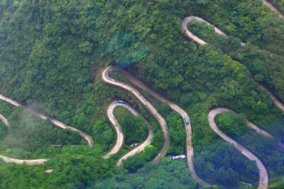 张家界天门山盘山公路，被称为“通天大道”，感觉什么“五连发卡弯”都弱爆了呀。