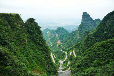 张家界天门山盘山公路，被称为“通天大道”，感觉什么“五连发卡弯”都弱爆了呀。