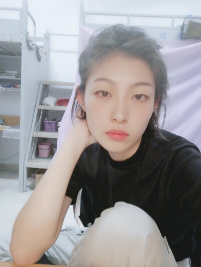 的短发造型 日常妆容