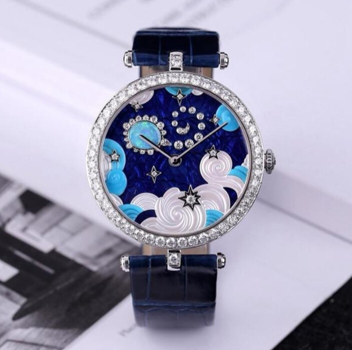 Van Cleef & Arpels“梵克雅宝”非凡表盘腕表系列
VCARO4I800手动机械女表
型号：ARO4I800
材质：18k白金镶钻
尺寸：38mm∣手动机械
鳄鱼皮表带、针扣、不透底
公价83.6W 富玩表46W
这只全球限量发行22枚的Van Cleef & Arpels“梵克雅宝”的非凡表盘腕表系列VCARO4I800手动机械女表，好看吧，镌刻白K金表盘，半透明珐琅，镶嵌工艺绿松石与白色珍珠母贝雕刻及镌刻波浪。