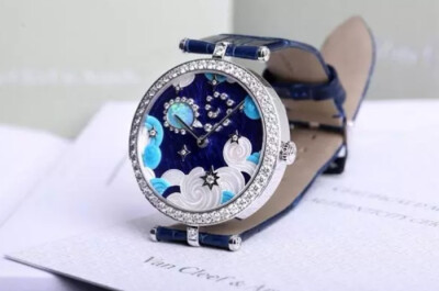 Van Cleef & Arpels“梵克雅宝”非凡表盘腕表系列
VCARO4I800手动机械女表
型号：ARO4I800
材质：18k白金镶钻
尺寸：38mm∣手动机械
鳄鱼皮表带、针扣、不透底
公价83.6W 富玩表46W
这只全球限量发行22枚的V…