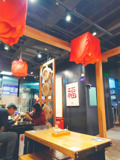 北京丰科路万达的和府捞面
过生日，下了班之后在四楼拐角偶遇，很有味道。能看出来店家很注重细节，简单却很舒服的装潢。