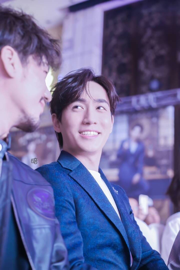 每想你一遍 我又重新爱上人间 ​