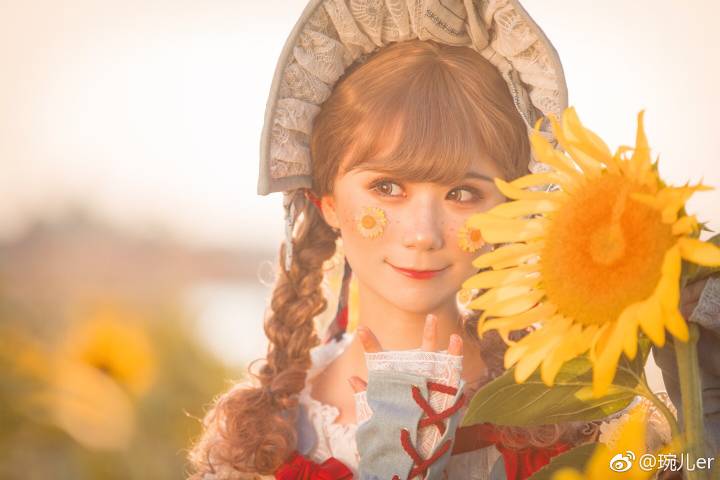 #写真##南京约拍##lolita摄影#
《Yield》
harvest harvest
it yields fruits
la la'latest harvest
it yields sweets
* ********* ********* ********* ********* **
摄影：@琬儿er
出镜\造型：@全全Piggy
服装\假毛：@古典玩偶ClassicalPuppets @MONKEEP-猴咩家 