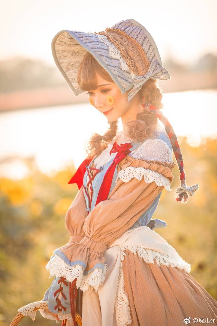 #写真##南京约拍##lolita摄影#
《Yield》
harvest harvest
it yields fruits
la la'latest harvest
it yields sweets
* ********* ********* ********* ********* **
摄影：@琬儿er
出镜\造型：@全全Piggy
服装\假毛：@古典玩偶ClassicalPuppets @MONKEEP-猴咩家 