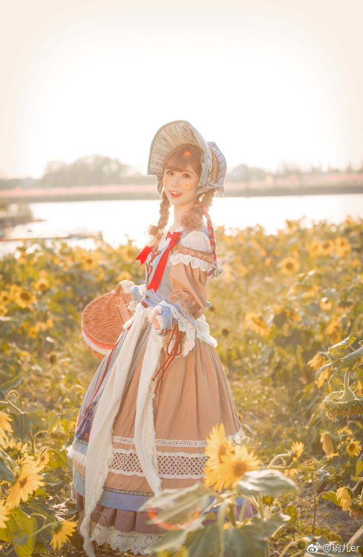 #写真##南京约拍##lolita摄影#
《Yield》
harvest harvest
it yields fruits
la la'latest harvest
it yields sweets
* ********* ********* ********* ********* **
摄影：@琬儿er
出镜\造型：@全全Piggy
服装\假毛：@古典玩偶ClassicalPuppets @MONKEEP-猴咩家 