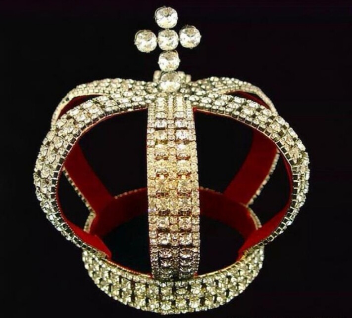 这顶制作于1844年原属罗曼诺夫王朝的俄罗斯婚礼王冠(Russian Nuptial Crown)由320颗总重接近182克拉的大颗钻石，以及1200颗总重82克拉的小钻石镶嵌组成，在1894年尼古拉二世的婚礼上，他的王后亚历山德拉曾佩戴过这顶王冠。在1927年的王室珠宝拍卖中这顶王冠被玛荷丽买下。