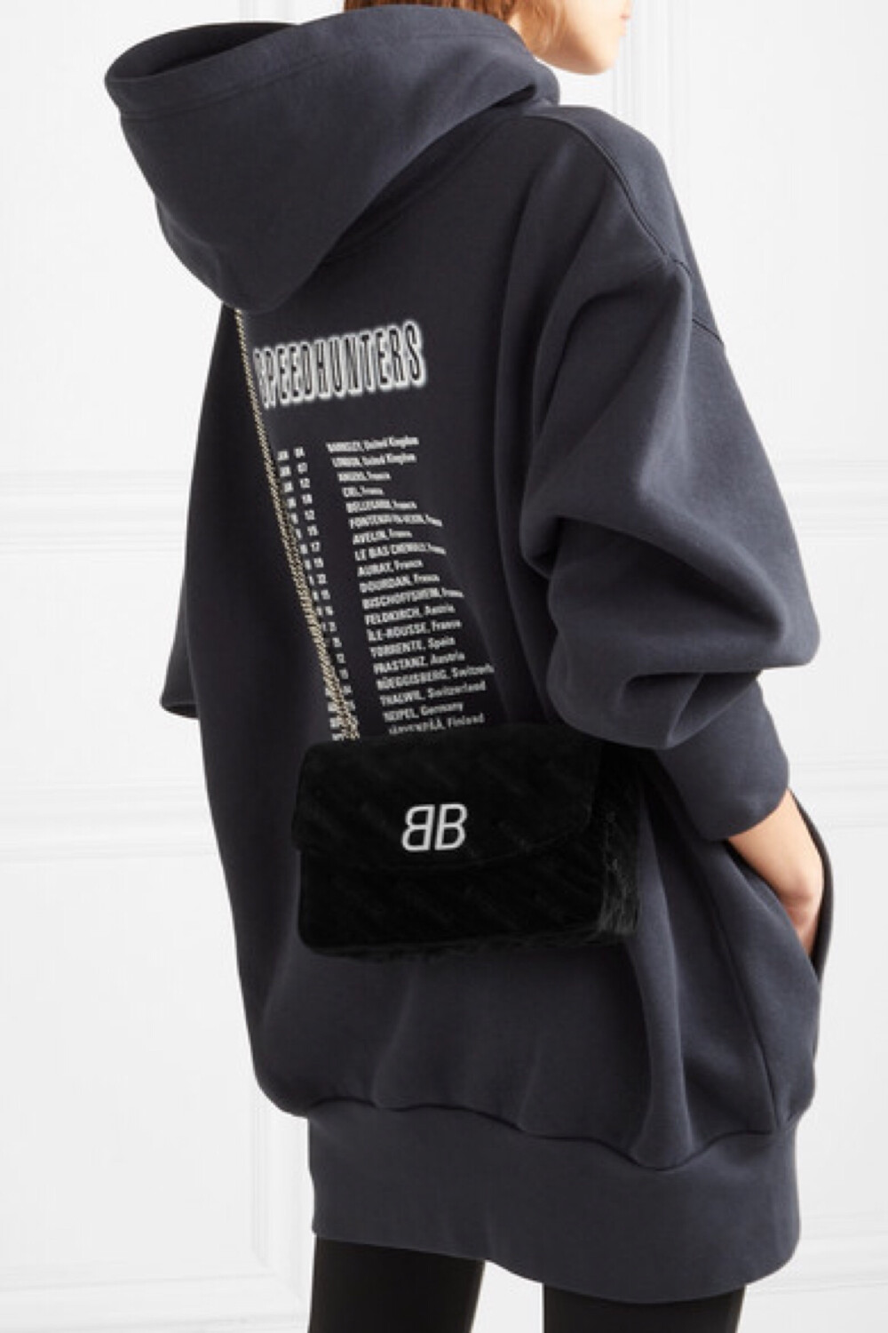 说起街拍造型的配饰首选，恐怕非 Balenciaga 的 “Chain” 单肩包莫属，其上的 “BB” Logo 铭牌辨识度颇高，难怪成为入镜“常客”。单品出自 2018 秋冬系列，采用奢华黑色天鹅绒于意大利精心制成，正面绣有经典的品牌名。带有链条边饰的皮革肩带可助你轻松解放双手，内置卡槽可将你的随身财物收纳得井井有条，免去携带钱包的繁琐。