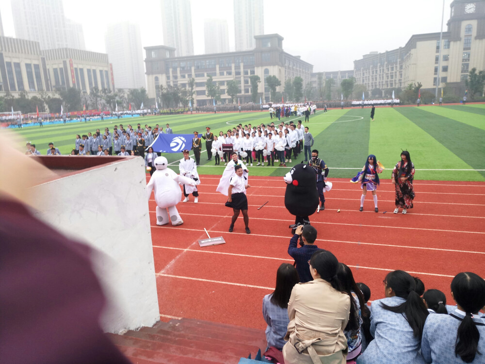 学校高三运动会，最后一次高中运动会，时间好快
女装大佬好多，好多cos，奇葩好多，