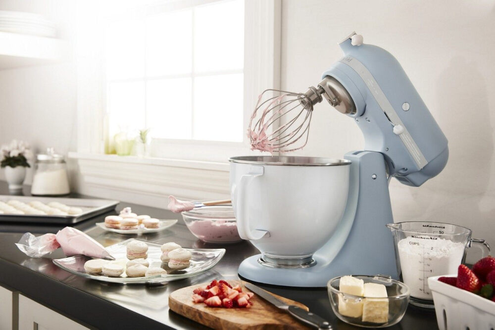 KitchenAid | 100周年纪念款Mixer
天蓝与纯白的配色清新文艺。在周末阳光包裹的厨房里给自己烤一个甜蜜的蛋糕，犒劳一下辛苦一周的自己吧。