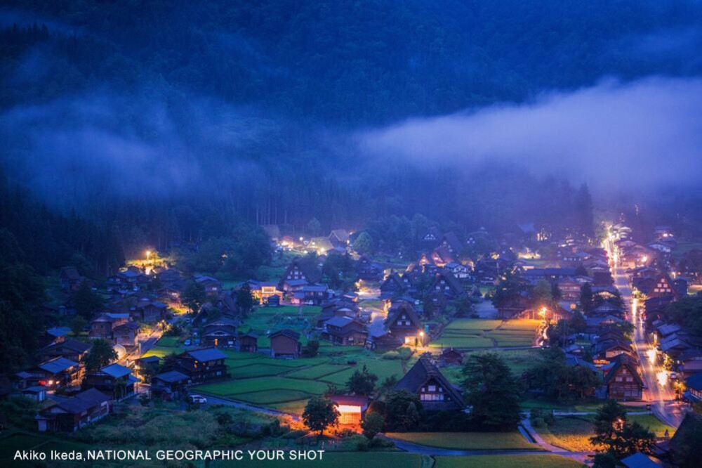 这是白川乡有名的合掌村。刚下完一场大雨的村子，正在等待黎明。 (摄影:Akiko Ikeda)