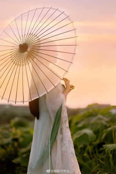 『采莲曲』
摄影后期：@摄影师青衣
出镜：@我是411
#西安约拍##西安汉服写真##汉服##微相册##西安旅拍##汉服摄影##摄影不凡#