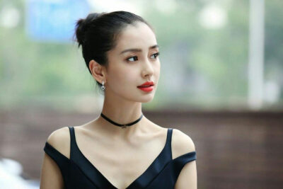 杨颖（Angelababy），1989年2月28日出生于上海市，华语影视女演员、时尚模特。2003年，Angelababy以模特身份在香港出道。2007年，她开始将工作重心转向大银幕。2011年在爱情片《夏日乐悠悠》中首次担任女主角。2012…