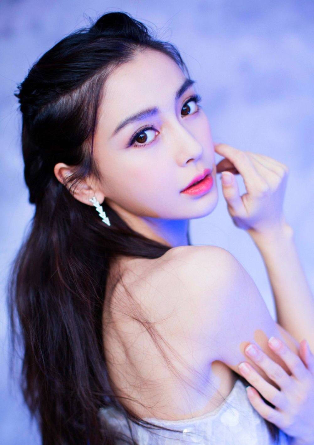 杨颖（Angelababy），1989年2月28日出生于上海市，华语影视女演员、时尚模特。2003年，Angelababy以模特身份在香港出道。2007年，她开始将工作重心转向大银幕。2011年在爱情片《夏日乐悠悠》中首次担任女主角。2012年凭借言情片《第一次》获得第13届华语电影传媒大奖最受瞩目女演员奖。2014年凭借真人秀《奔跑吧兄弟》赢得广泛关注；同年，她还因出演古装片《狄仁杰之神都龙王》获得第21届北京大学生电影节最受欢迎女演员奖。2015年，其主演的冒险片《鬼吹灯之寻龙诀》票房突破16亿人民币，而她也凭借该片获得第33届大众电影百花奖最佳女配角奖。2017年其主演的古装剧《孤芳不自赏》取得全国同时段电视剧收视冠军。创业时代。